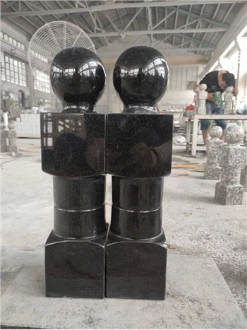 Granitni kamniti stebri
